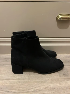 svarta stövletter med klack - snygga svarta stövletter i mocka med låg, bred klack och rundad tå. Dragkedja på insidan för enkel påtagning🙌🏼🥂aldrig använda 