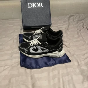 B30 sneakers  - Säljer dessa snygga b30! Men boxen och påsen är tyvärr borta 