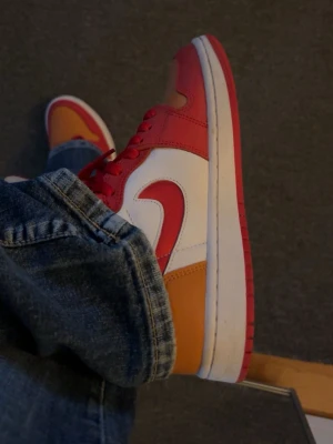 Air Jordan 1 Zoom Air Comfort - Säljer ett par Nike Air Jordan 1 Low sneakers i rött, orangt och vitt. Använts en gång🩷Pris kan diskuteras !! Kommer inte med lådan