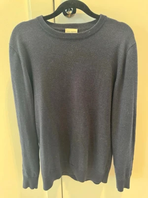 Mörkblå stickad John Henric - Merinoull tröja från John Henric i storlek M. Nypris: 1700kr Perfekt till vardagligt bruk! Kom vi funderingar😊