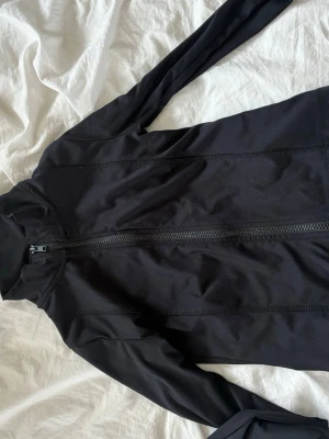 Svart sportjacka Gina Tricot - Svart tränings jacka från Gina tricot i storlek 146-152😍 jag skulle säga att den är hyfsat liten i storleken men sitter jättesnyggt på!