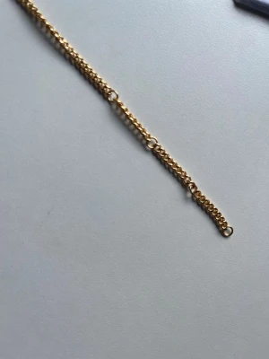 Guldpläterad i rostfritt stål 16 cm pros per styck - . Armbanden har olika texturer färg med 530kr bara armband, med box 650kr