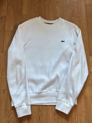 Vit sweatshirt från Lacoste - 300kr 