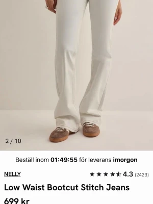 Bootcut jeans med låg midja från Nelly - Snygga vita bootcut jeans med låg midja från Nelly. Säljer då de inte kommer till användning. Jag har endast använt de en gång därav missfärgning på insidan av jeansen av ett par skor. Jeansen är i storlek 40 men passar mig som vanligtvis har 38. Skriv vid frågor!💗
