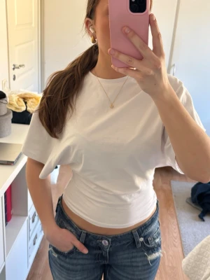 Round neck wide sleeve top - Den populära T-shirten från Nelly. I storlek XS, använd några gånger men inga defekter 💗