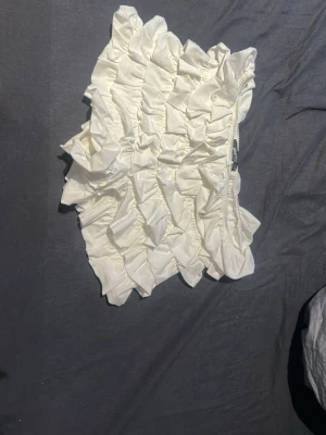 Offwhite minishorts med volanger - Säljer ett par offwhite minishorts med flera lager volanger och elastisk midja. De är aldrig använda och i storlek M men sitter mer som S. Hör av er vid frågor. Nypris 399 kr