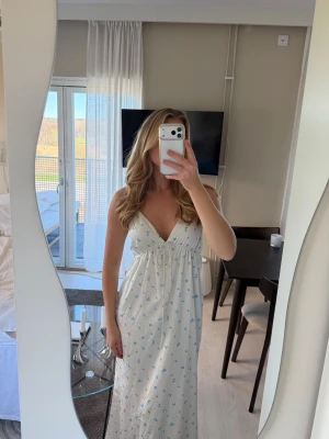 Adoore klänning  - Lång adoore klänning, använd en gång! Finns inte kvar på hemsidan. Trovärdig storlek. 