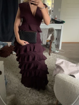 Vinröd balklänning med volanger - Superfin och elegant balklänning, lapp kvar o endast provad! 