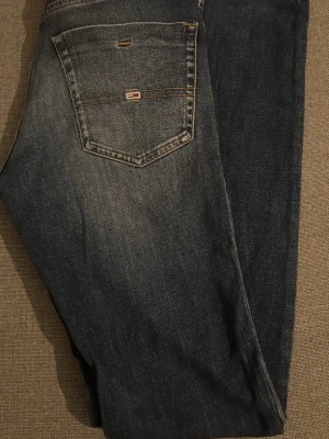 Mörkblå jeans W29 L34  - Snygga mörkblå jeans från Diesel med klassisk femficksdesign och diskret slitning. Jeansen har raka ben och en bakficka med Diesel-logga. Perfekta för dig som gillar en tidlös och avslappnad stil. Kan gå ner i pris vid snabb köp 