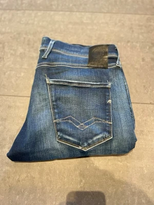 Blå jeans från Replay med slitningar - Reaplay anbass hyperflex jeans med snygga slitningar i storlek W33 L30 i bra skick, Skriv görna vid frågor MVH