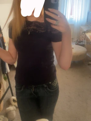 spets t-shirt - jättefin spets t-shirt från hm. Har fått några blekningsfläckar som kanske går o få bort på framsidan men enligt mig så syns de knappt med tröjan på.