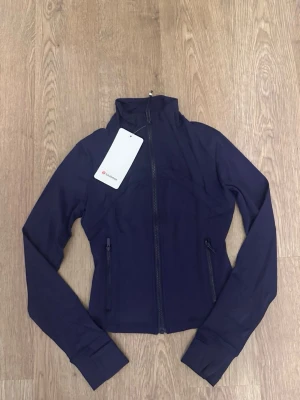  Lululemon topp - Modell: Define Jacket Storlek: 4 (XS) Färg: Marinblå Skick: Ny med prislapp Originalpris: 1 290 kr Frågor? Skriv gärna! 💗