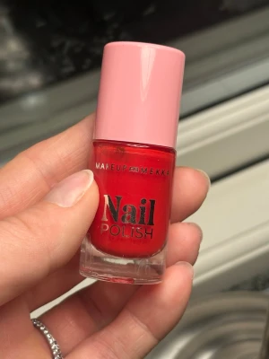 Rött nagellack Makeup Mekka - Snyggt rött nagellack från Makeup Mekka i nyansen Holiday Red. Kommer i en smidig glasflaska med rosa lock. Perfekt för dig som vill ha starka, glansiga naglar med en klassisk röd färg.
