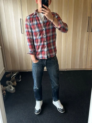 Rutig röd skjorta  - Skjorta i rutigt mönster Passform normal/ storlek S Jag är 180 och 68kg Tunnare flanell skjorta i toppskick Köper du fler plagg löser jag rabbat 🤗 