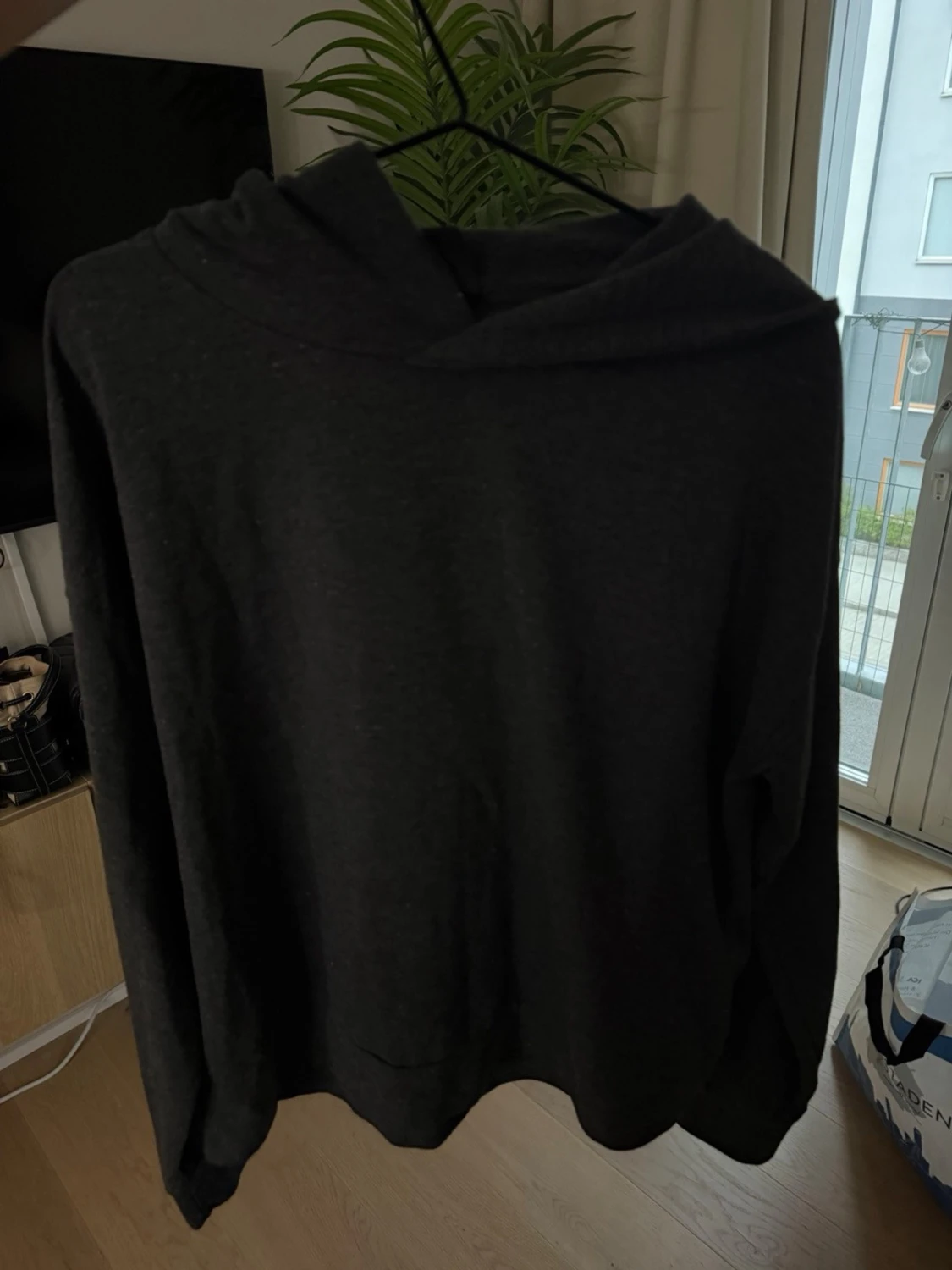 Mörkgrå hoodie med huva - 1