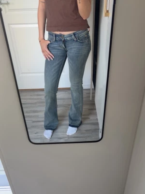Low waist bootcut jeans - Säljer dessa superfina jeansen från Weekday, de är låga i midjan och utsvängda i benen💕💕Jag är 173 lång och har därför sprättat upp de, de passar mig superbra som vanligtvis har xs/s i byxor💕💕
