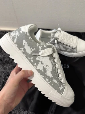  Numeris sneaker - Size 43, brand new, good quality