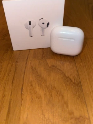 AirPods 4 - Säljer ett par vita Apple AirPods 4. Trådlösa in-ear-hörlurar med stilren och kompakt design. Kommer i originalförpackning. Perfekta för musik, samtal och träning. Materialet är blank plast och de är lätta att ta med överallt. Jag kan även fixa kvitto på dem