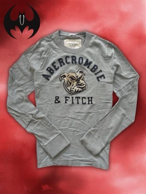 Vintage Abercrombie & fitch long-sleeved shirt  - Väldigt Snygg eftertraktad grå långärmad t-shirt från Abercrombie & Fitch | Mycket bra skick | Size S | Längd: 63cm Bredd: 46cm Armlängd: 66cm | Skyltdocka: M - 48 cm axlar, 75 cm midja | Lägg endast bud med avsikt att köpa nu, inga fördröjning!