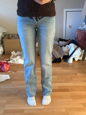 Raka jeans från zara - Raka ljusblå jeans från zara i stl 34. Knappt använda och inga defekter💞Skriv vid eventuella frågor!