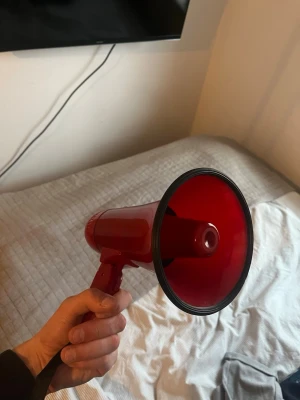 Röd megafon med handtag - Hitta denna i min garderob och satan va högt den låter😂😂