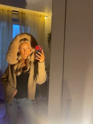  pälsjacka med stor huva - Jag säljer min tröja i ganska bra, medelbra skick från märket Alessa. Jag köpte den förra året för 2200 kronor