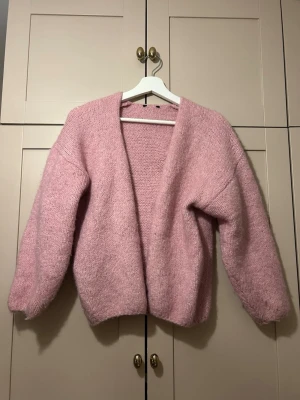 ljusrosa kofta, Lindex  - mysig ljusrosa kofta från Lindex, liten defekt i rygg, men syns inte när man har på sig koftan🙌🏼