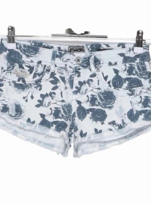Blommiga denimshorts från Superdry - Super coola jeans shorts 💞💞💞