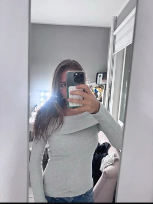 Off shoulder tröja - Grå off shoulder tröja stoelk S