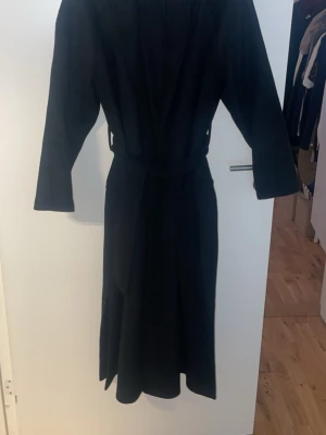 Svart kappa  - Svart kappa använd fåtal gånger storlek 38/40