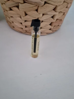 Parfymprov Strawberry Eclair - Litet parfymprov på doften Strawberry Eclair ifrån Essnce.  Endast testad en gång..