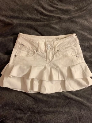 vit jeanskjol med volang - sååå fin kjol som är köpt på vinted, men som tyvärr var för stor🩷🩷MIDJEMÅTT: 35cm