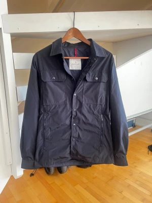 Moncler overshirt - Tjena! Säljer denna snygga overshirten från Moncler, den är i storlek 2 som är mellan S-M. Den är både vind och vattentät. Ganska tunn jacka. Bättre pris om förhandlingen går bra! Ställ frågor!