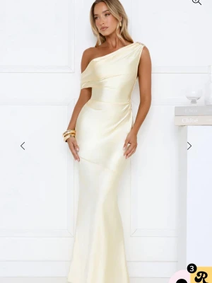 Gul långklänning i satin - Elegant långklänning i gul satin. Klänningen har en slät och glansig yta som ger en lyxig känsla! Perfekt för bal! Säljer då den inte riktigt passade. Den är i storlek M men är lite i storlek så skulle säga att den är som en S. Endast testad, lapp och allt är kvar! Nypris: 1000kr. 