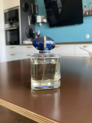 90 ml My Way parfym från Giorgio Armani - Säljer en nästan helt full 90 ml My way parfym från Armani! Parfymen har skiftat lite i färg pga att den har stått i nästan ett år, men doftar precis som den ska💕fick den i födelsedagspresent och säljer pga av att doften inte passade mig riktigt!   Hör av dig vid frågor eller för fler bilder🫶