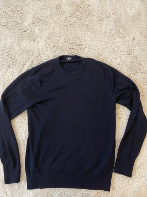 Mörkblå tröja från Uniqlo - Tjena, säljer denna mörkblåttröja från uniqlo i ett bra skick. Kontakta vid funderingar!