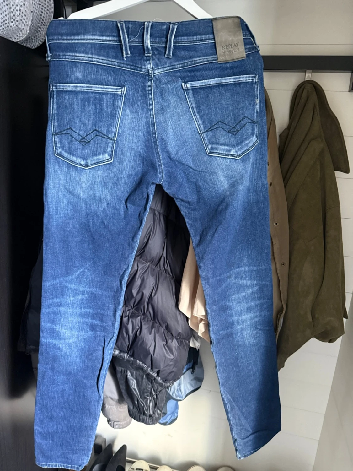 Blå jeans från Replay med tvättad look - 1