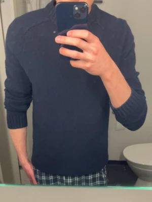 East west tröja - Säljer nu min East west tröja som aldrig blivit tvättad i tvättmaskin! Så väldigt fint skick Den är i storlek M och har inga defekter Skriv om ni har någon fundering!