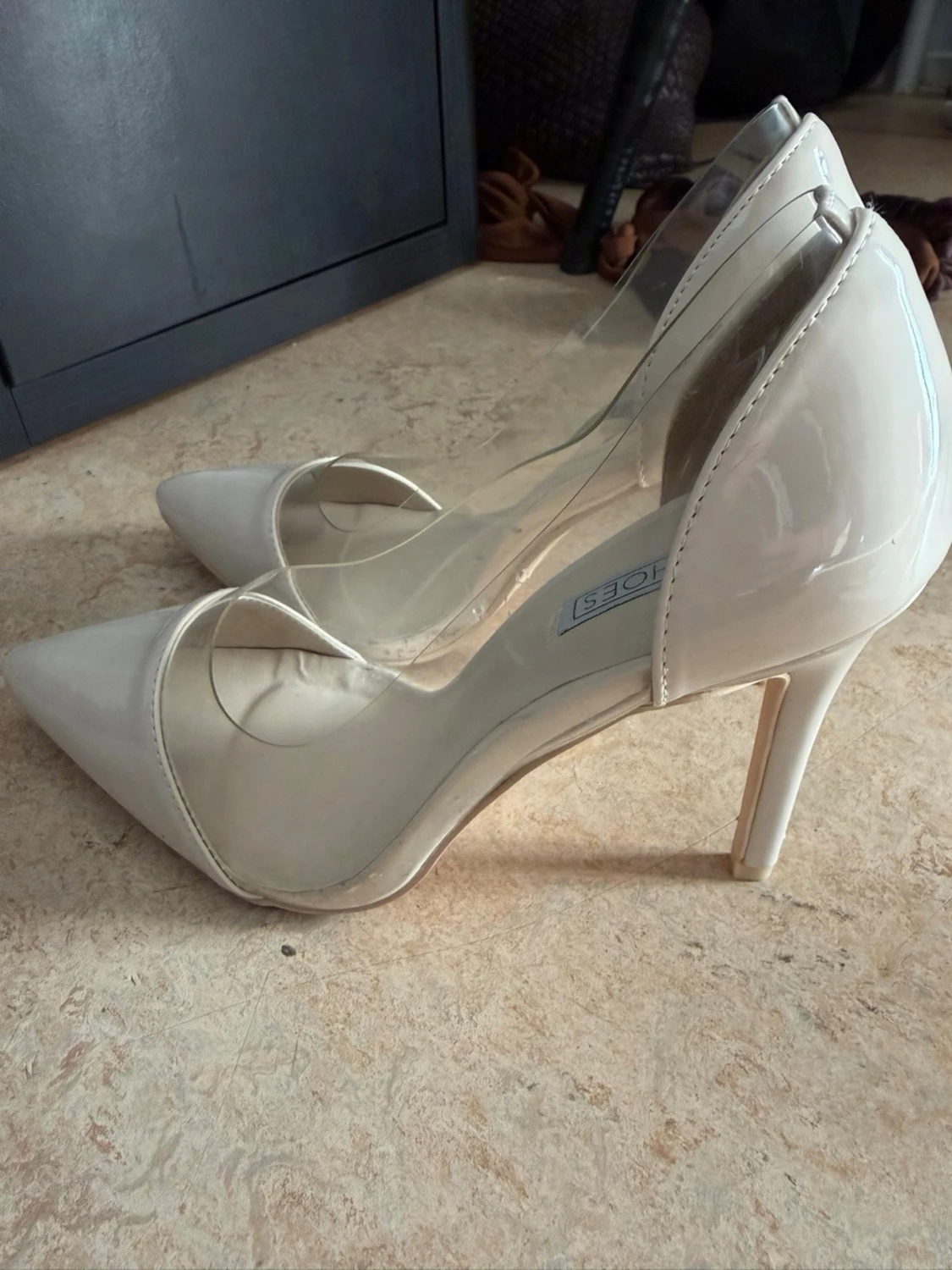 Beige pumps med transparent detalj - 3
