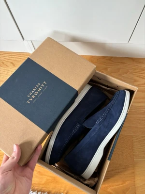 Charles Tyrewhit Loafers herr 45,5 - Helt stört snygga unika och eftertraktade blå mocka Charles Tyrewhit loafers i storlek 45,5. Helt nya oanvända är dem så att köpa dessa är som att köpa direkt från butik! Absolut toppenskick knappt använda, perfekta nu till våren och sommaren! Tveka inte vid minsta fråga eller fundering!