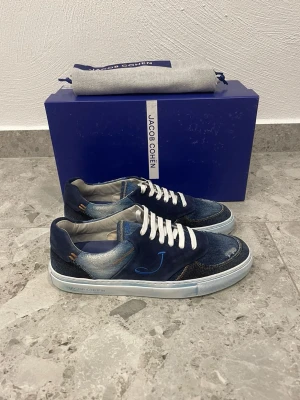 Blå denim sneakers från Jacob Cohën - Helt Nya Jacob Cohen Skor || Storlek 40,5 || Nypris ca 7000kr || Mitt pris 3299kr || Box och Dustbag medföljer vid köp || Tveka inte på att höra av dig vid frågor eller funderingar 