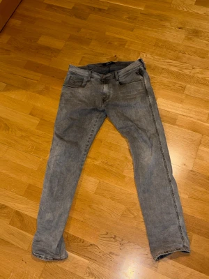 Replay  - Säljer ett par grå anbass jeans. Sitter bra till o väldigt bra pris jämfört med nya 
