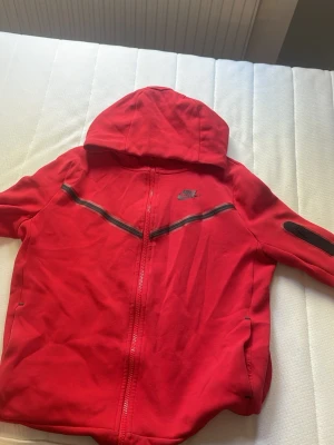 Väldigt fint Nike tech flecce som är väldigt snygg för du som är inne i sport  - Nike tech flecce köpte för 900 säljer för 150 kr 