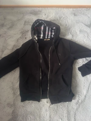 Burberry kofta  - Burberry kofta med ett fint mönster på insidan säljer pågrund har två stycken priset går att diskutera vi tar även Imot byten!