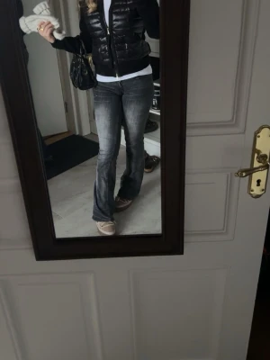 Cheap monday jeans - Säljer ett par grå bootcut jeans med snygga tvättade detaljer och lätt utsvängda ben. Jeansen har klassisk femficksdesign och normal midja. Perfekta för en avslappnad och trendig look.