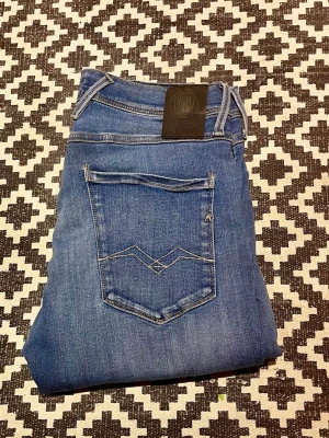 Replay Jeans w31 l32 - Säljer ett par stilrena Replay hyperflex jeans i storlek w31 och L32 . Jeansen är använda ett fåtal gånger och är i väldigt bra skick. Priset är ej hugget i sten så är öppen för prisförslag!🔥
