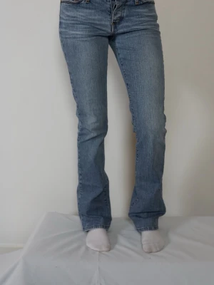 Joe’s Jeans Dam  - Jättefina Joe’s Jeans Dam, Flared i blå färg. Midjemått 66cm - Innerbenslängd 75cm 