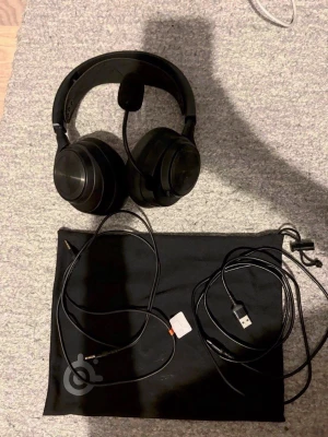 SteelSeries trådlösa gaminghörlurar - Säljer ett SteelSeries-headset med GameDAC i mycket bra skick. Headsetet är sparsamt använt och fungerar utan problem.  Kommer med tillbehör enligt bilder, inklusive kablar och förvaringspåse. Perfekt för gaming eller dig som vill ha bra ljudkvalitet.  Säljes då det inte längre används.