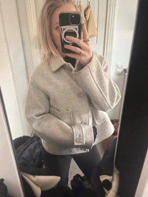 Grå kappa - En superfin grå kappa nu till våren och sommaren. Använd en vår men inga defekter på den alls. Kommer ifrån Lager 157💞 