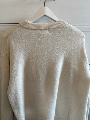 Fin stickad tröja - Säljer en beige stickad tröja från hm. Storlek xxs. Tröjan har ett litet hål på slutet av armen. Inte stickig alls. PostNord prioriteras.